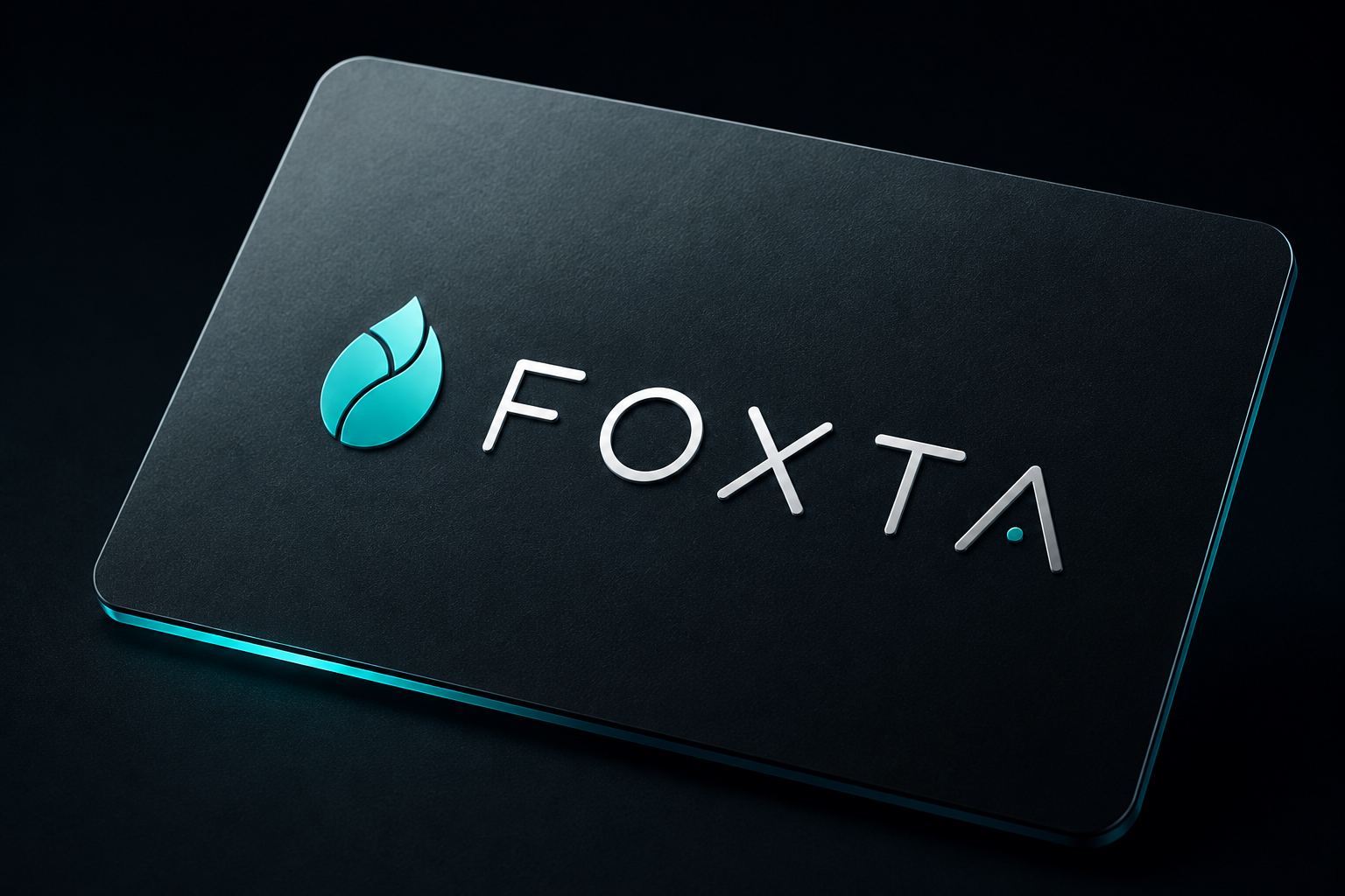 Tarjeta negra de Foxta en perspectiva con el logotipo en relieve plateado y la gota en turquesa