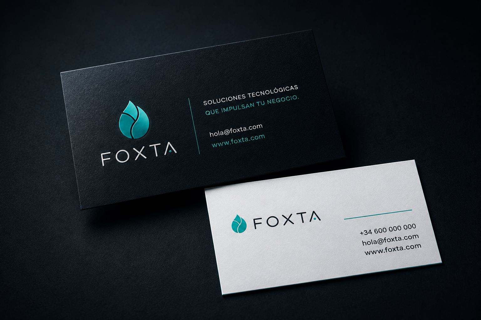Dos tarjetas de visita de Foxta, una negra y otra blanca, con datos de contacto y el claim Soluciones tecnológicas que impulsan tu negocio